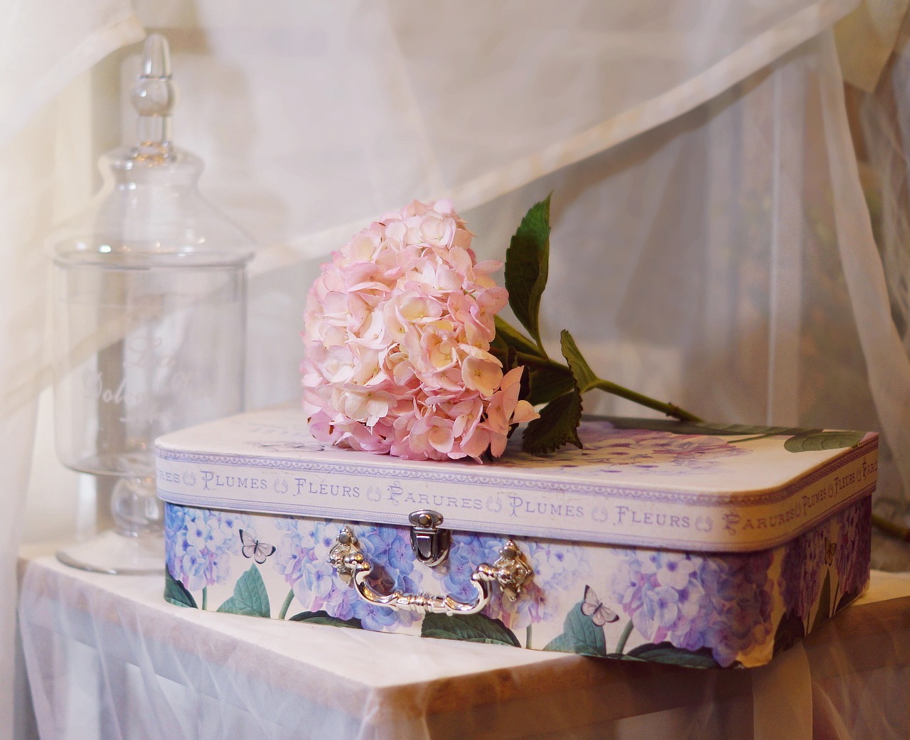 Ideas to Repurpose a Vintage Suitcase into a Side Table